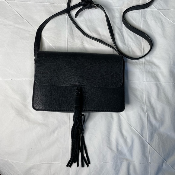 🔥10/20$ Black cross body with tassel - Picture 1 of 3